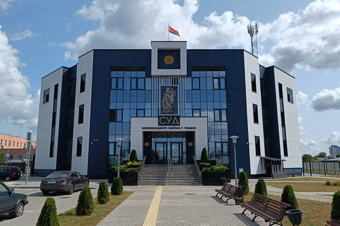 Шкленне будынка суда